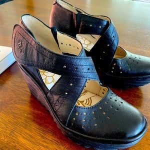 New size 6 Fly London black with Velcro closure